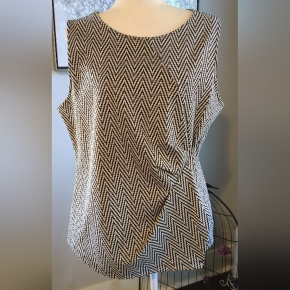 Liz Claiborne Career black and white Chevron print, sleeveless blouse. Size L. - Picture 2 of 11